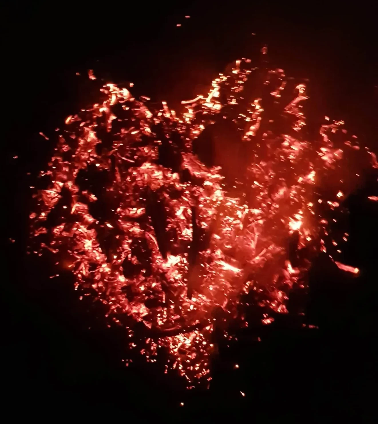 Żar z ogniska w kształcie serca.