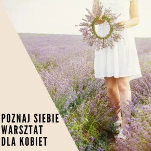 Kobieta na polu wrzosów.