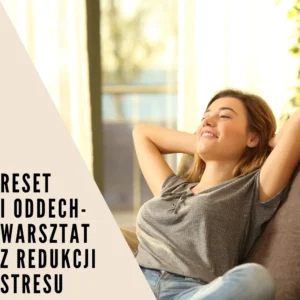 Warsztat z redukcji stresu. Zrelaksowana kobieta siedząca na fotelu.